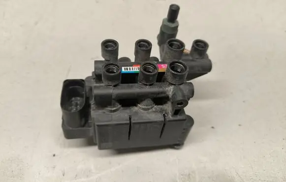 Porsche Cayenne (9Y0 9Y3) Air suspension valve block 4M0616013B