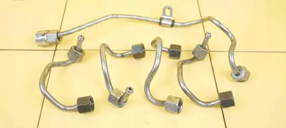 Volvo V60 Fuel injector supply line/pipe 31303504 D4204T8