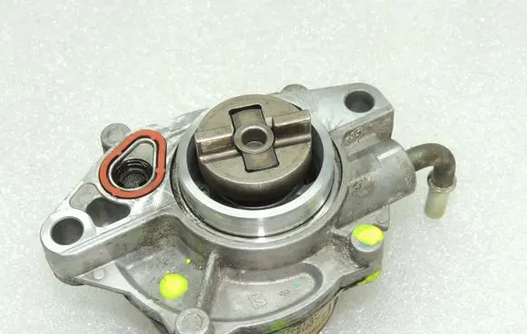 Suzuki Liana Vacuum pump 1813073J00 9643515680