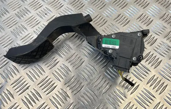 Volkswagen PASSAT B5.5 Accelerator throttle pedal 8D1721523E