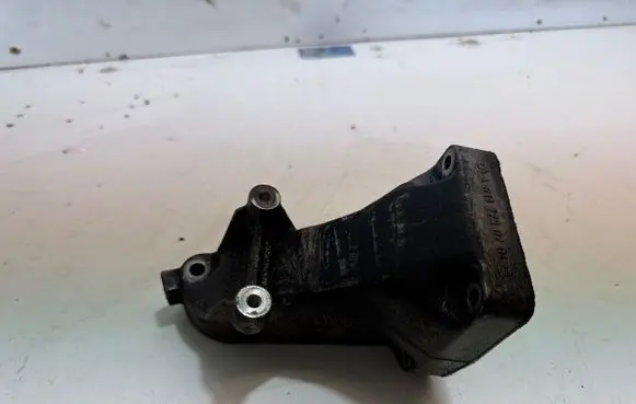 Mercedes-Benz E W211 Engine mounting bracket A6112230704