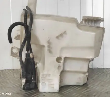 Ford Focus Windshield washer fluid reservoir/tank BV6117B613A A00A BV6117B613B
