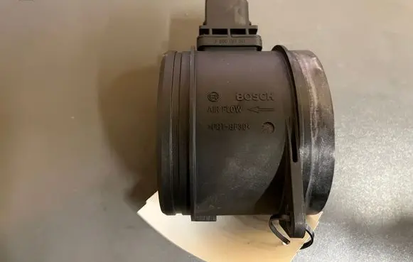 BMW 5 E60 E61 Mass air flow meter 0281002936 780541501