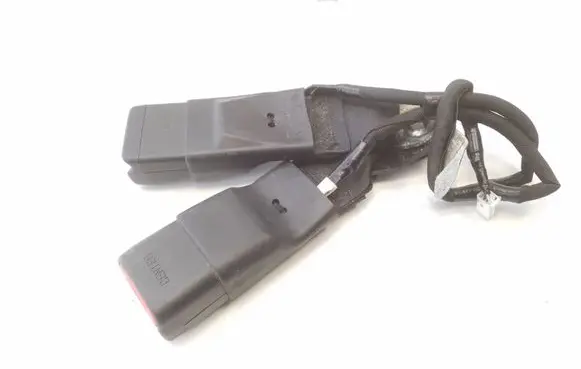 Middle seatbelt buckle (rear)