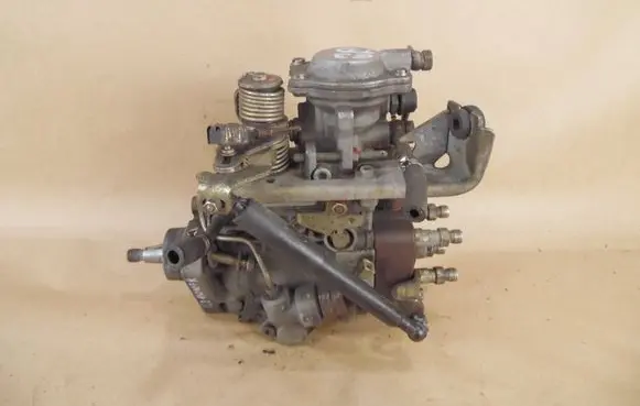 Volkswagen Golf III Fuel injection high pressure pump 028130107R