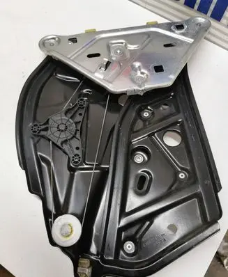 Rear window lifting mechanism without motor