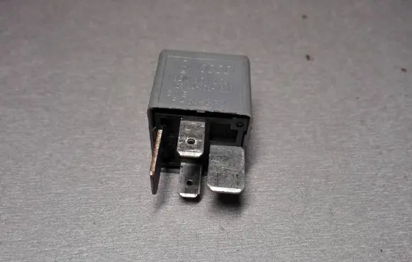 Volkswagen PASSAT B5.5 Other relay 8D0951253