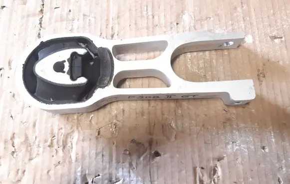 Peugeot 208 Engine mount bracket 9826527880