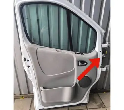 Opel Vivaro Front door check strap stopper 
