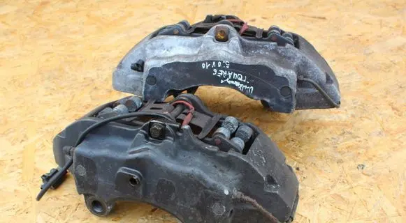Volkswagen Touareg I Front brake caliper ZXC44