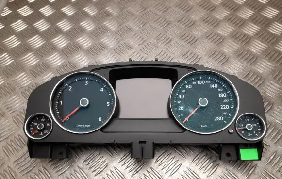 Volkswagen Touareg II Speedometer (instrument cluster) 7P6920870A
