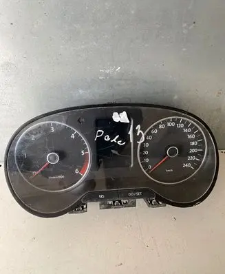 Volkswagen Polo V 6R Speedometer (instrument cluster) 6R0920861F 1020701686