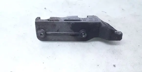 Engine mounting bracket