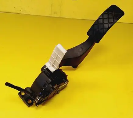 Accelerator throttle pedal