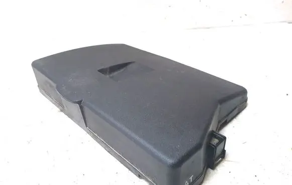 Toyota Avensis T270 Fuse box cover 8266205290