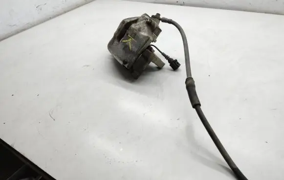 Volkswagen PASSAT B7 Front brake caliper