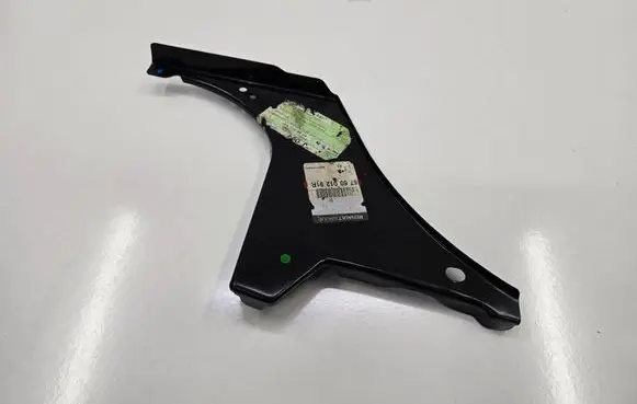 Dacia Duster Fender mounting bracket 676001291R