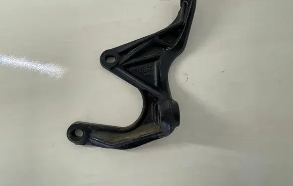 Volvo XC90 Engine mounting bracket 30735708