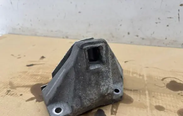BMW 5 GT F07 Engine mounting bracket 8777028