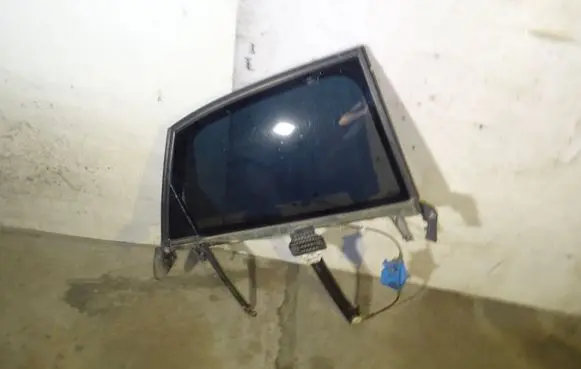 Audi A4 S4 B7 8E 8H Rear door window glass 8E0839462C