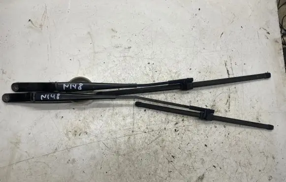 Front wiper blade arm