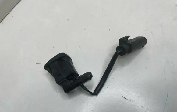 BMW 5 E39 Windshield washer spray nozzle 8361042