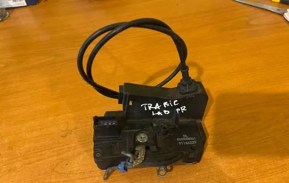 Renault Trafic II (X83) Front door lock 8200008261 91166229