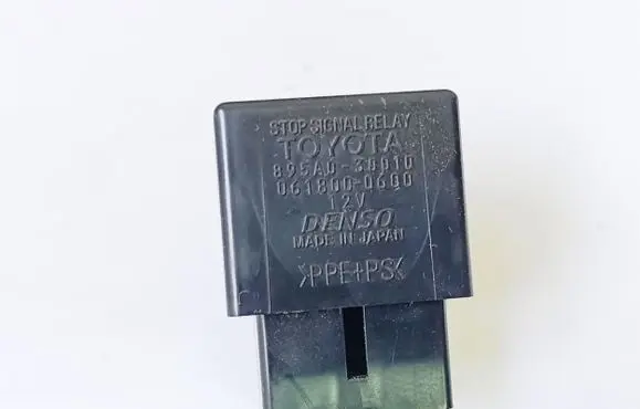 Toyota Avensis T270 Hazard warning light relay 895A030010