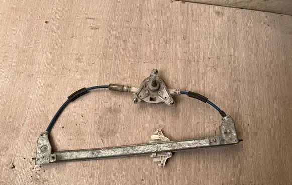 Rear door manual window regulator