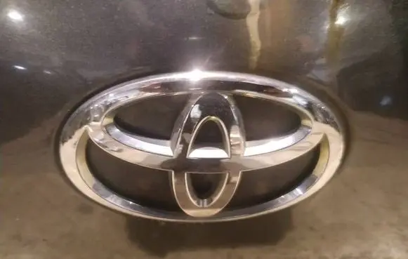 Toyota Yaris Manufacturer badge logo/emblem
