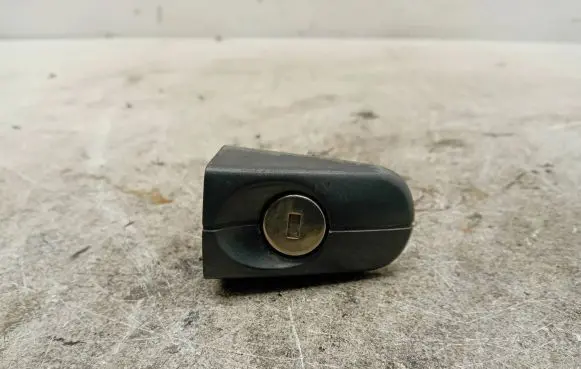 Ford C-MAX I Front door lock (next to the handle) 3M5AR21990A