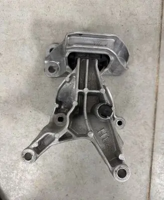 Nissan Juke II F16 Engine mount bracket 112325208r