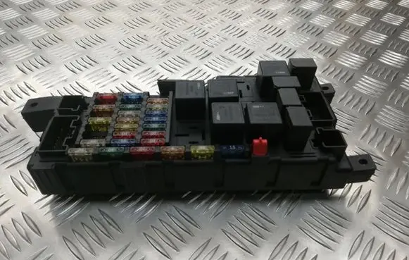 Volvo V70 Fuse module 518717004 8637841