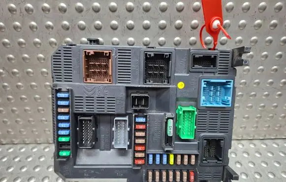 Citroen C4 II Picasso Fuse module S26337141 9804067480