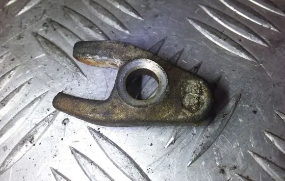Renault Scenic I Fuel Injector clamp holder