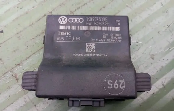 Volkswagen Touran I Gateway control module 1K0907530E 0325 1K0907951