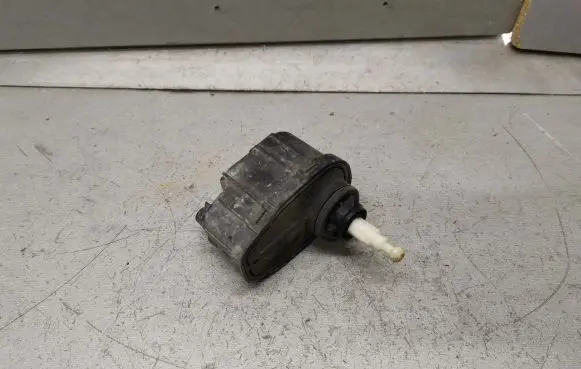 Opel Omega B1 Headlight level adjustment motor 90457812