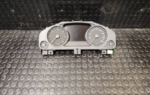 Volkswagen Touareg II Speedometer (instrument cluster) 7P6920880D