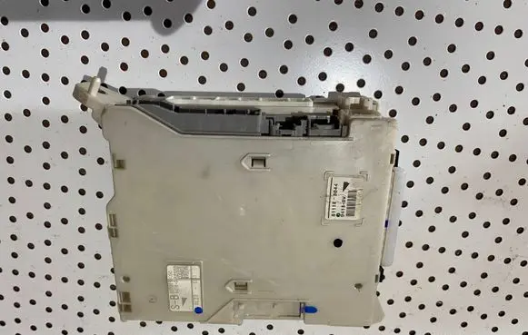 Lexus IS 220D-250-350 Fuse module 8273053050