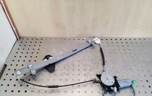 Honda CR-V Front door window regulator with motor