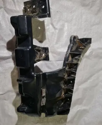 Rear bumper mounting bracket