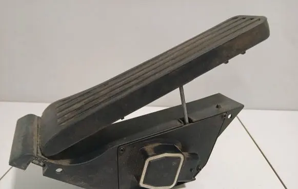 Mercedes-Benz C W204 Accelerator throttle pedal A2043000004