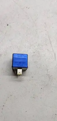 Volkswagen PASSAT B5.5 Other relay 8a0951253