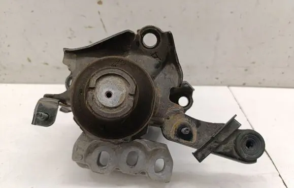Toyota Yaris XP210 Engine mount bracket