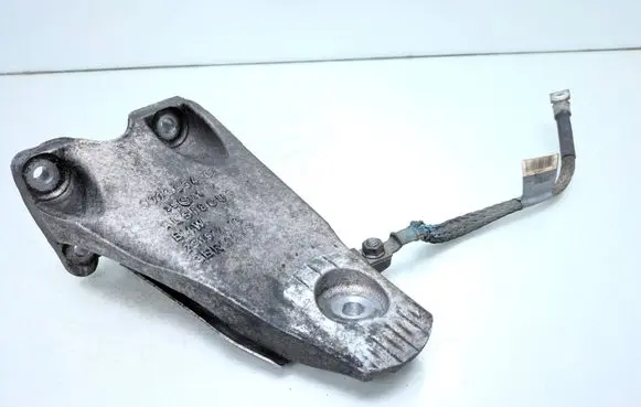 BMW 5 E60 E61 Engine mounting bracket 6770634 7798077 7798076