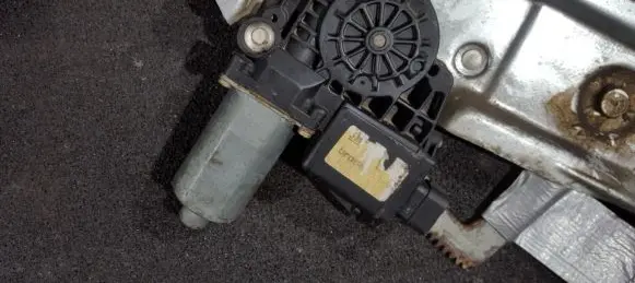 Opel Tigra A Front door window regulator motor 0130821655 111166300