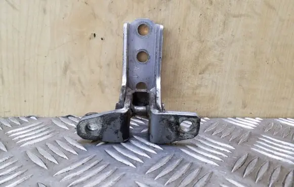 Mitsubishi Pajero Rear door lower hinge