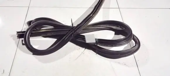 Nissan Primera Rubber seal front coupe door 