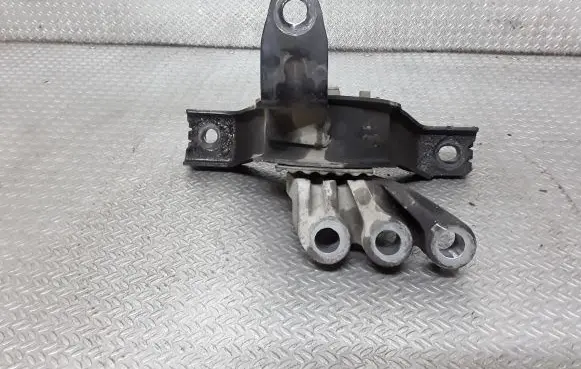 Chevrolet Captiva Engine mount bracket