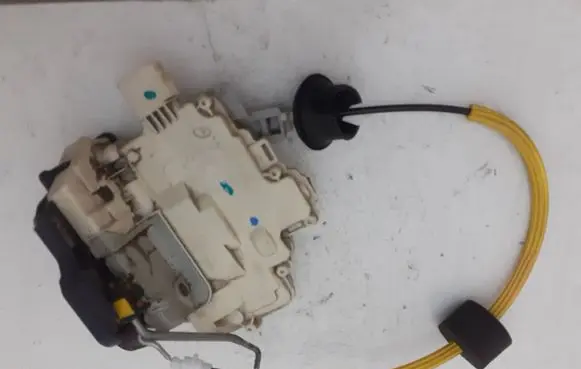 Audi A6 S6 C6 4F Rear door lock 4F0839015